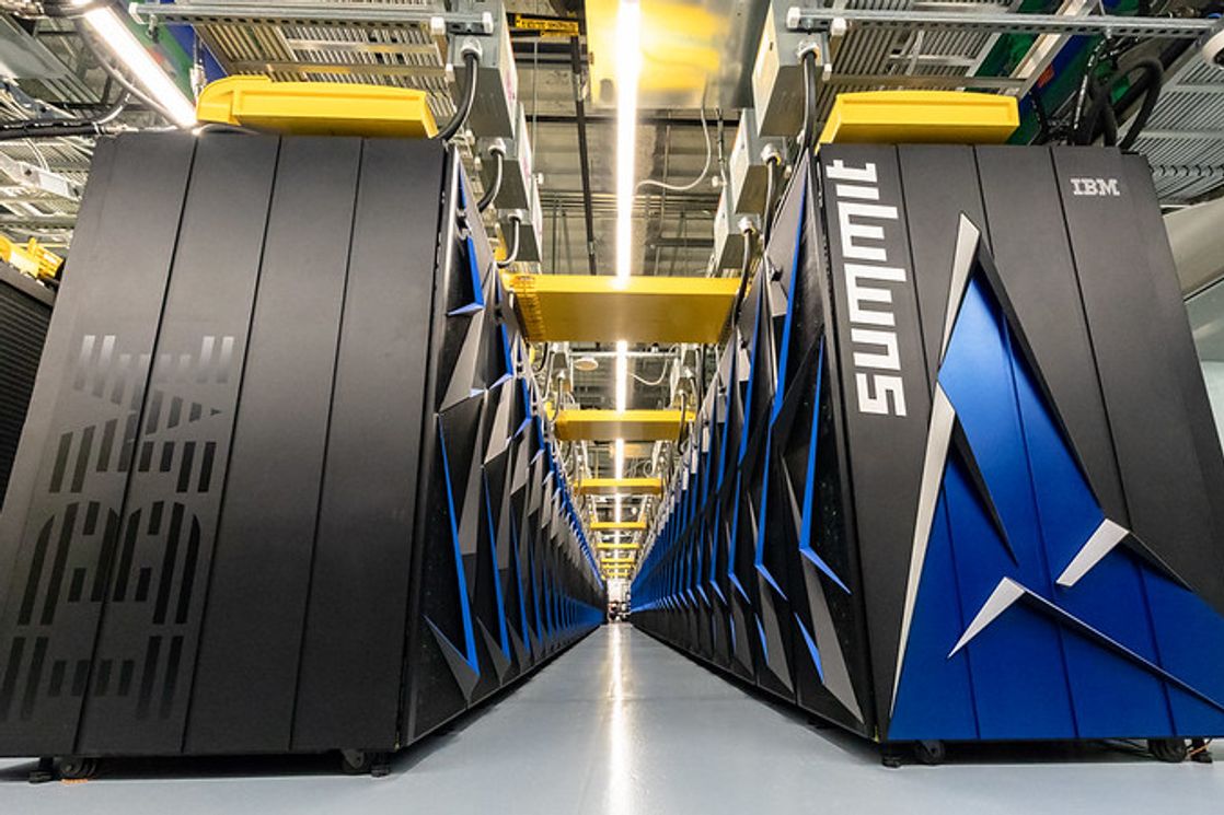 Процессорные стойки суперкомпьютера Summit