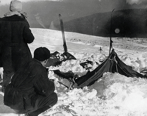Палатка группы Дятлова, частично раскопанная от снега. 